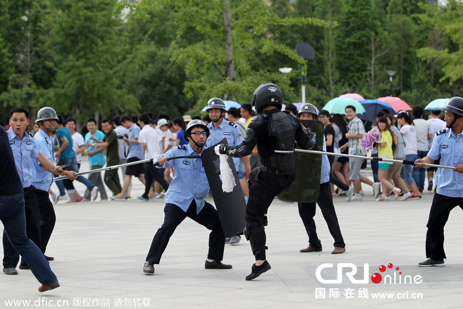 反恐安保演练进校园