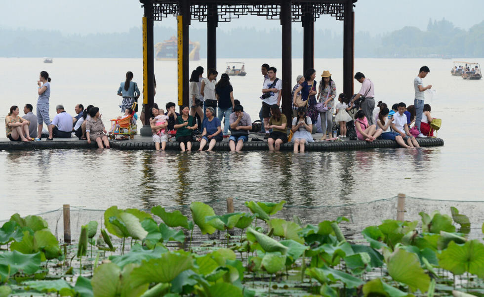 杭城气温突破34℃ 游客西湖泡脚惹争议