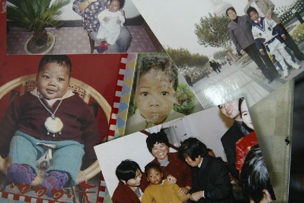 上海老太收养黑人弃婴15年后终落户
