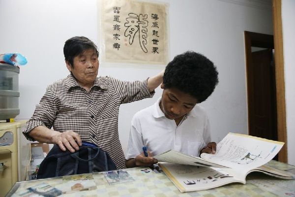 上海老太收养黑人弃婴15年后终落户