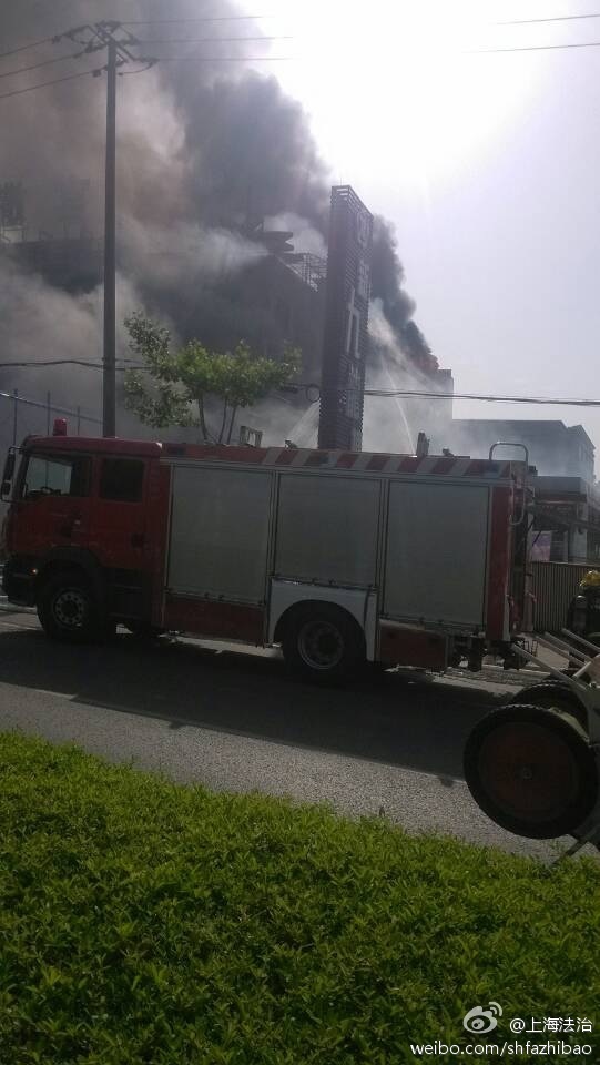 上海祁连山南路一大楼突发大火