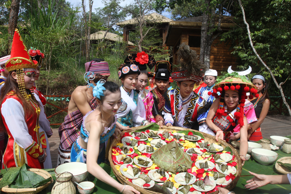 第一届少数民族粽子节在太阳河国家公园开幕