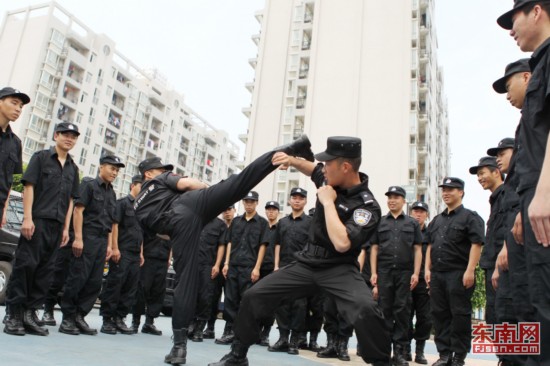 福建首支县级反恐特警队亮相福清 队员戴黑色头套执行任务