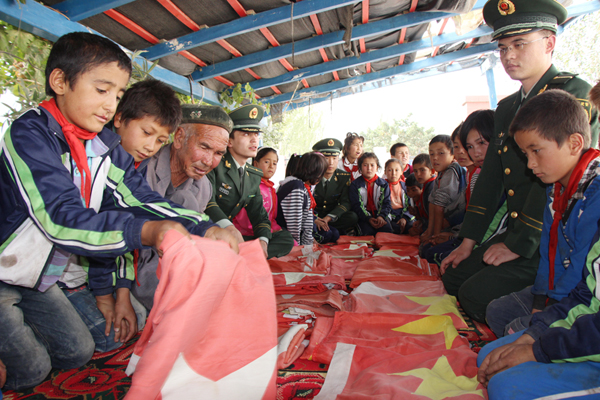 阿克苏：六一儿童节 孩子接受红色教育