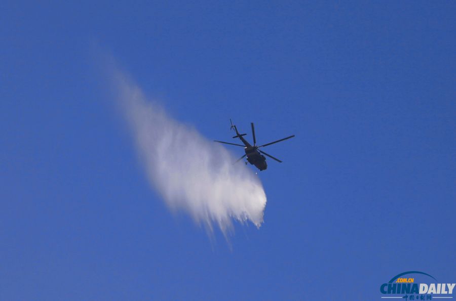 山东威海发生大火 直升机出动灭火