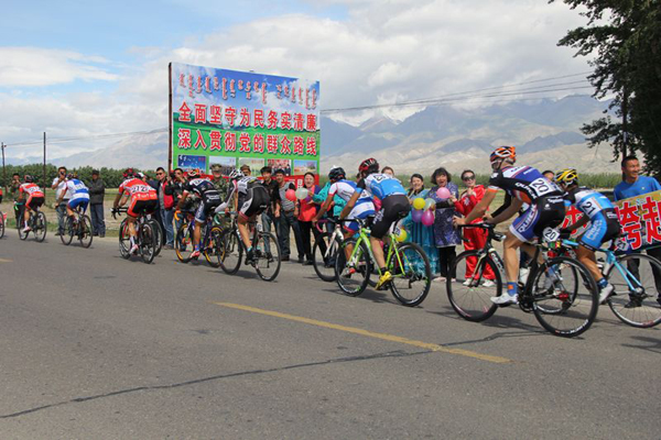 沙雷比留克边防派出所圆满完成新疆第八届“环赛里木湖公路自行车赛” 辖区赛段安保任务