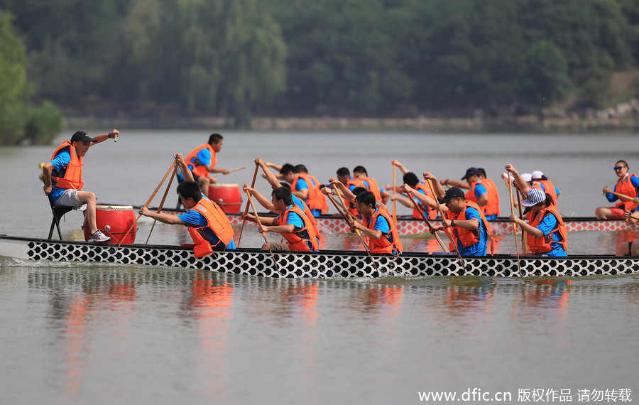 北京举行端午节赛龙舟活动