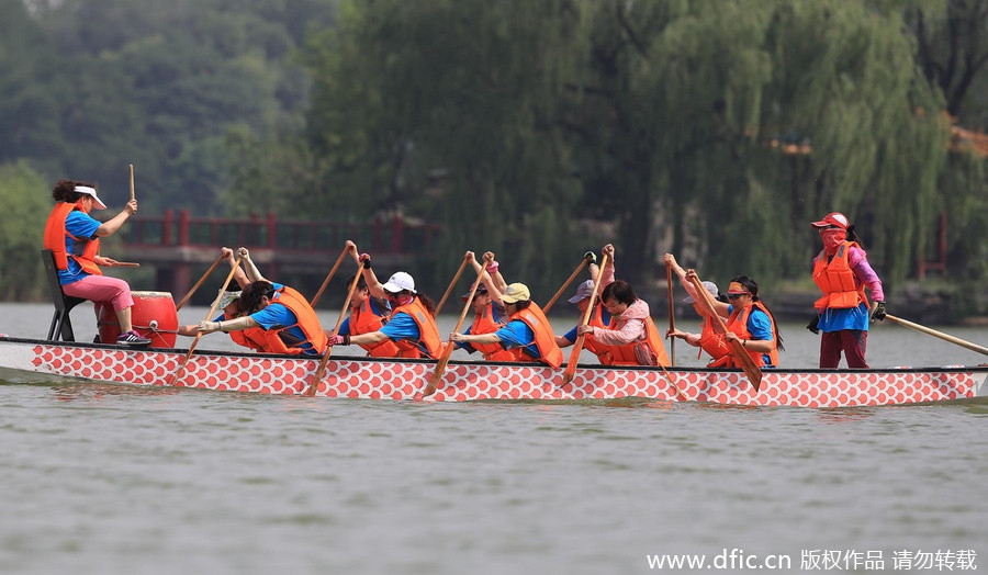 北京举行端午节赛龙舟活动