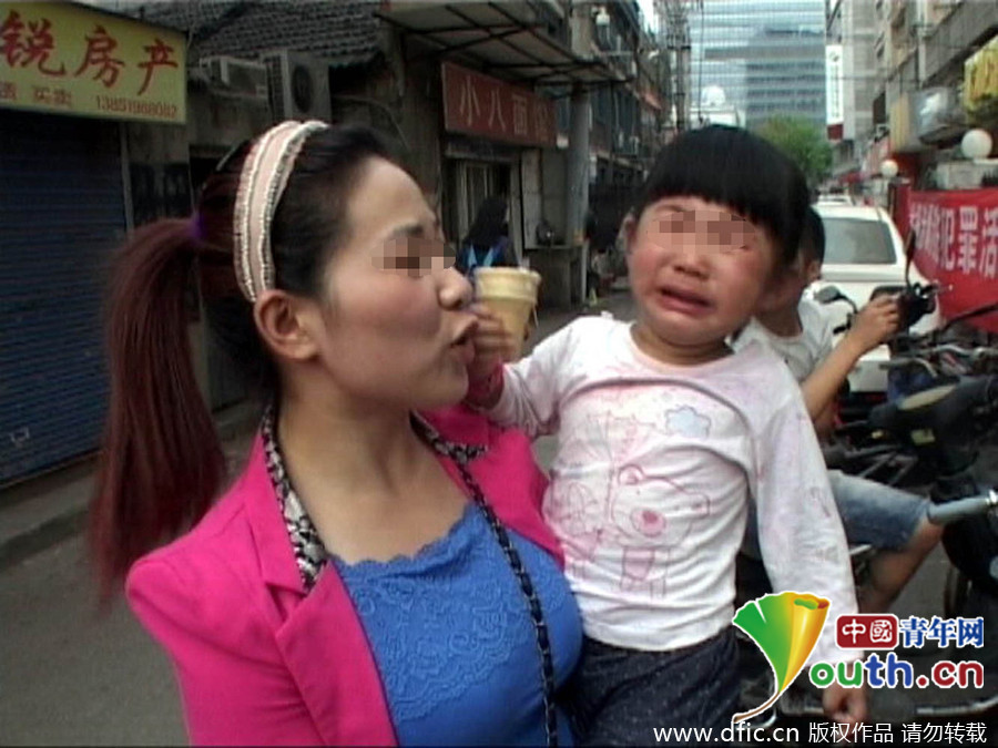 南京：女子街头抢抱幼童 被抓现行