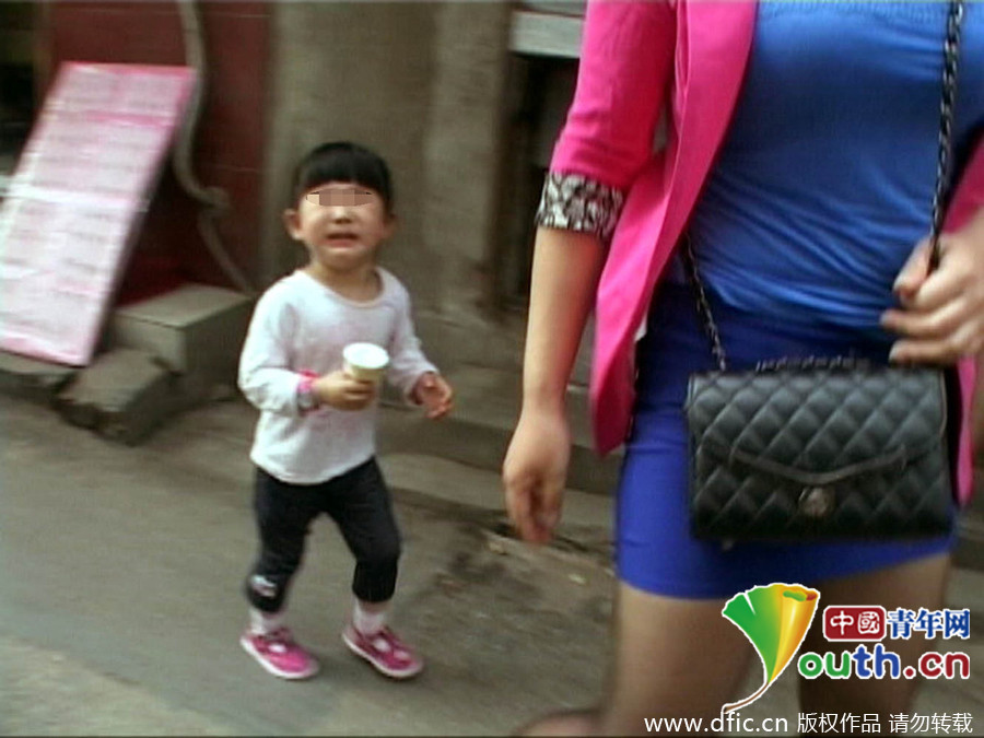 南京：女子街头抢抱幼童 被抓现行