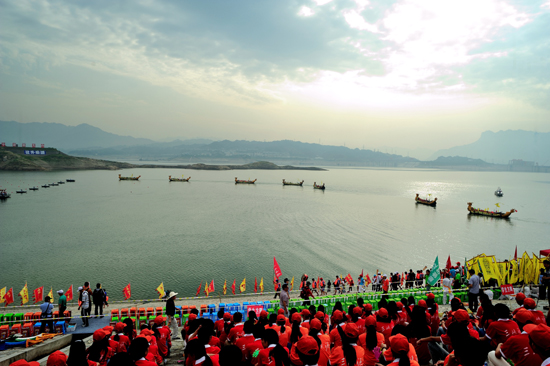 中国端午节传统龙舟赛在湖北宜昌开桨