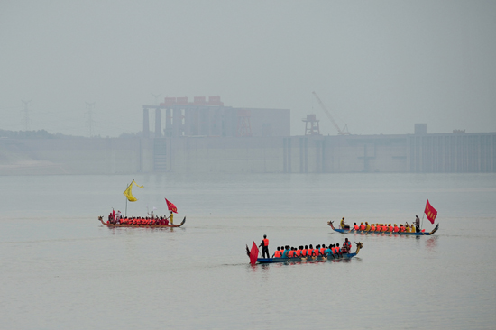 中国端午节传统龙舟赛在湖北宜昌开桨