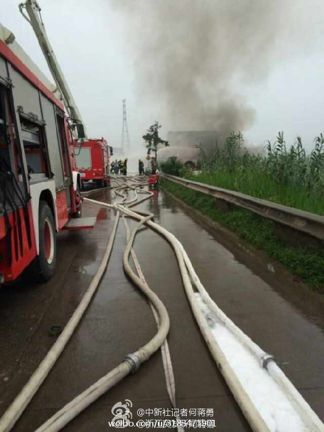 浙江一加油站油库起火1人受伤 由静电爆炸引发
