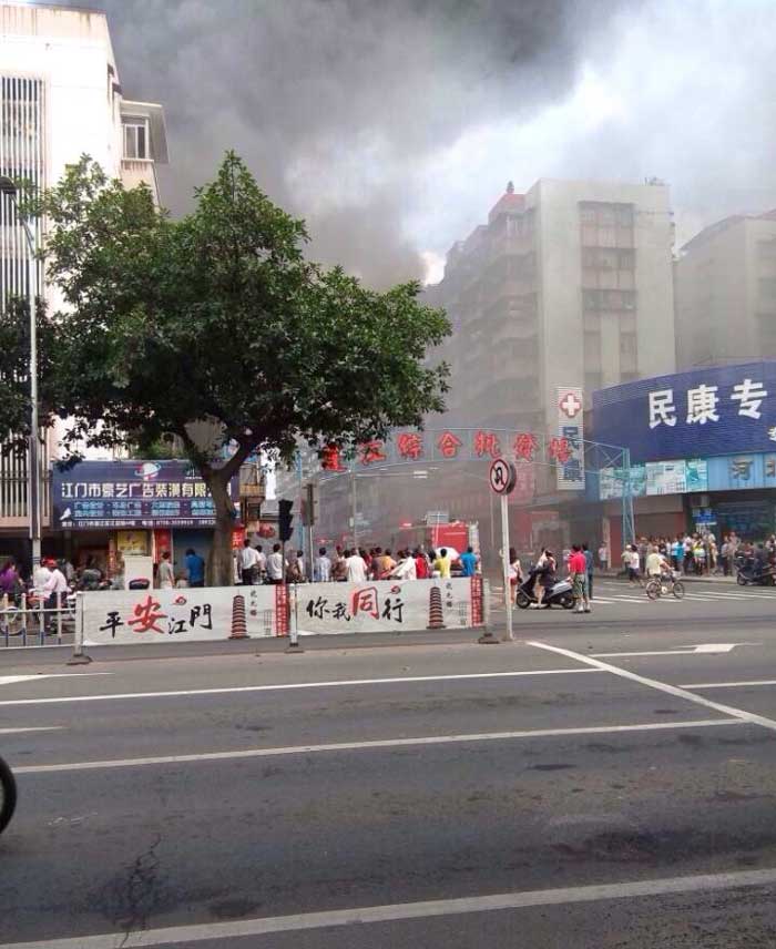 广东江门白沙农贸市场发生大火灾 现场有大量浓烟