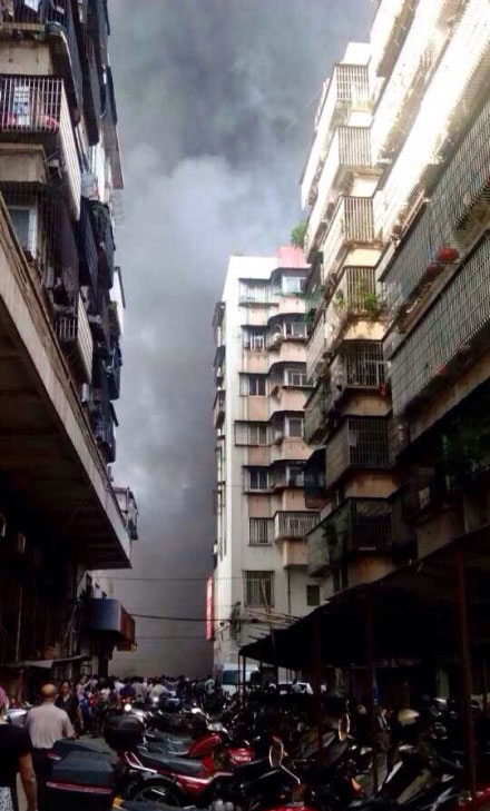 广东江门白沙农贸市场发生大火灾 现场有大量浓烟