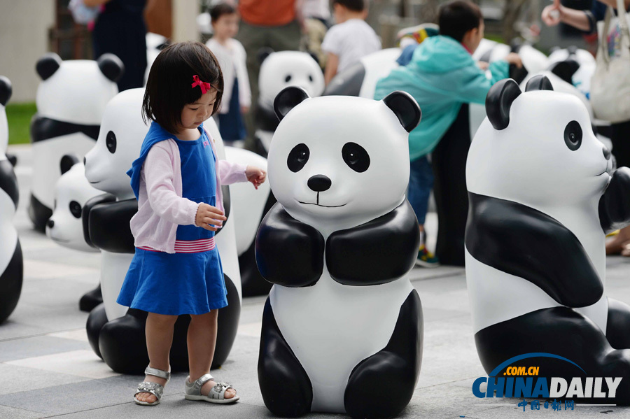 上海：100只“熊猫”亮相街头宣传环保