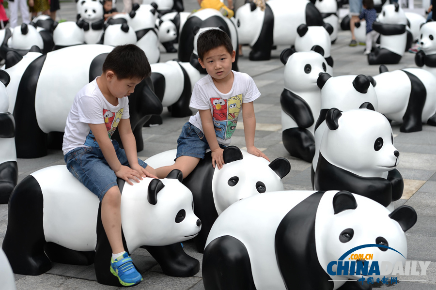 上海：100只“熊猫”亮相街头宣传环保