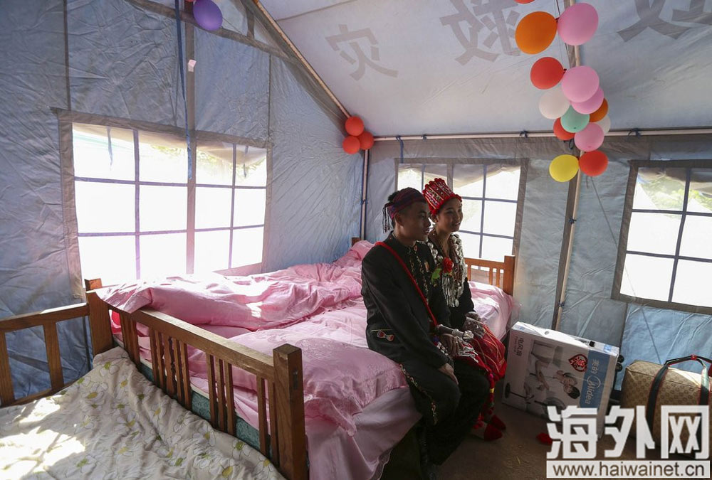云南地震灾区：抗震帐篷中的婚礼