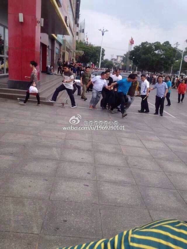 招远血案死者头七 家属麦当劳门前祭奠[8]