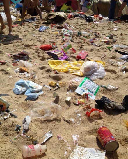 端午节小长假后的深圳海滩 满地垃圾一片狼藉