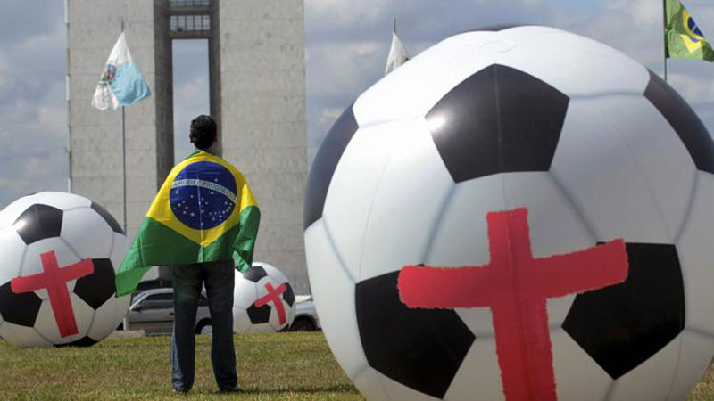 巴西民众在国会前放巨大足球 抗议世界杯花销大