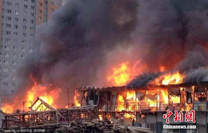 吉林一建筑工地工棚发生火灾 浓烟蔓延近10公里