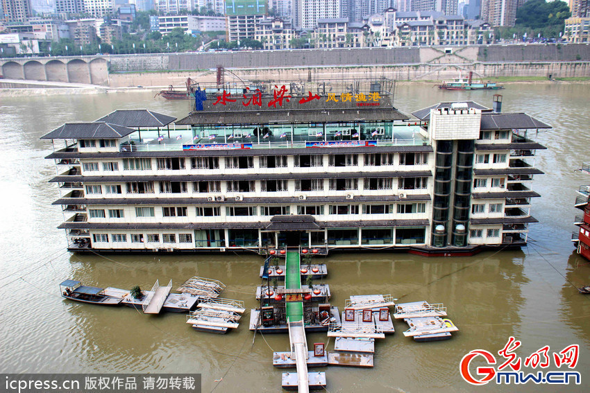 重庆水上豪华酒店 船身上建亭台楼阁引争议