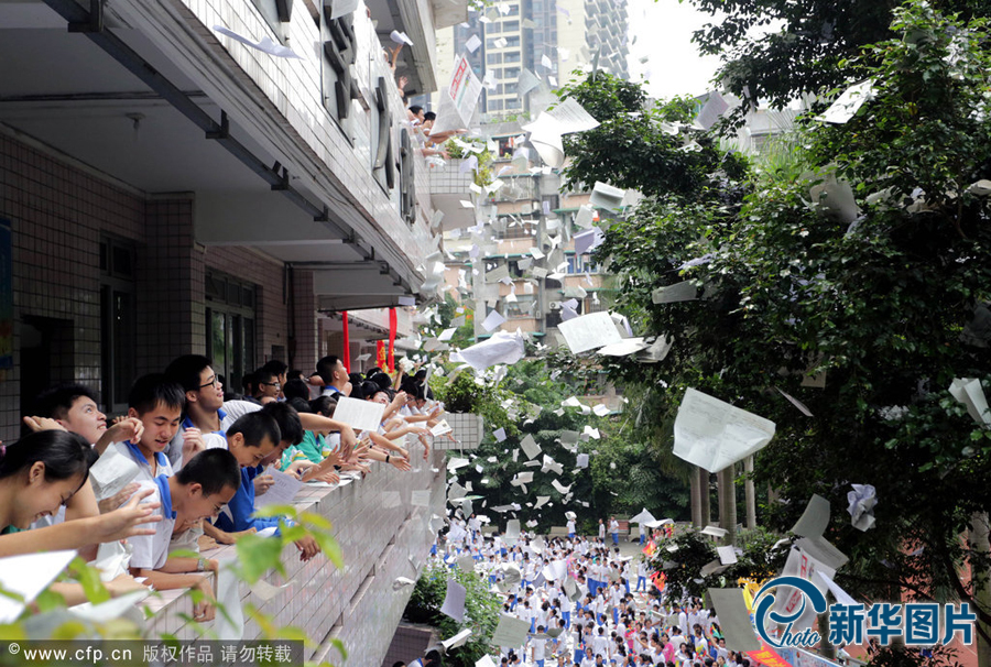 广州：学生将废弃试卷扔出教室 迎接考试