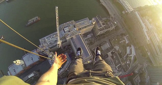 英男子无保护爬上150米大厦秀特技