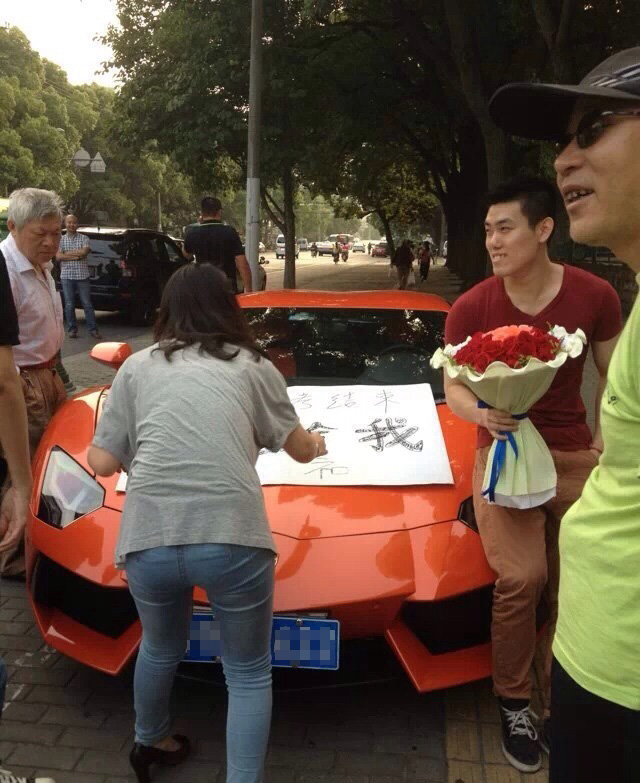 上海男子开豪车中学门前求婚：“高考结束嫁给我”