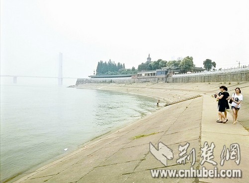 长江荆州段一少年落水 老人跳江救人失踪