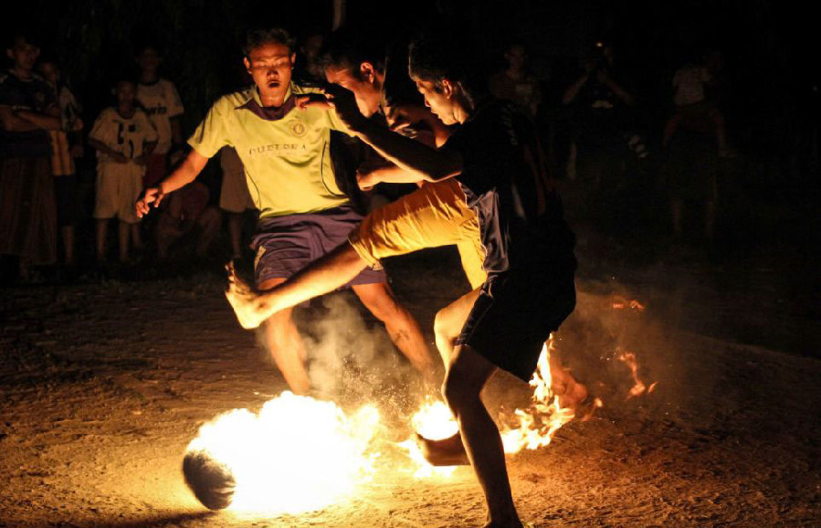 印尼学生开启火球世界杯点燃椰子当球踢