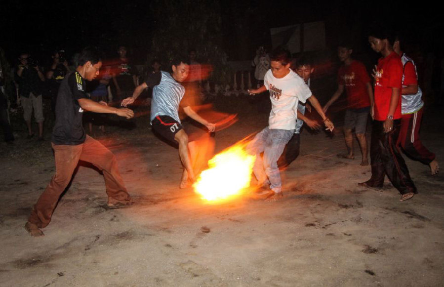 印尼学生开启火球世界杯点燃椰子当球踢