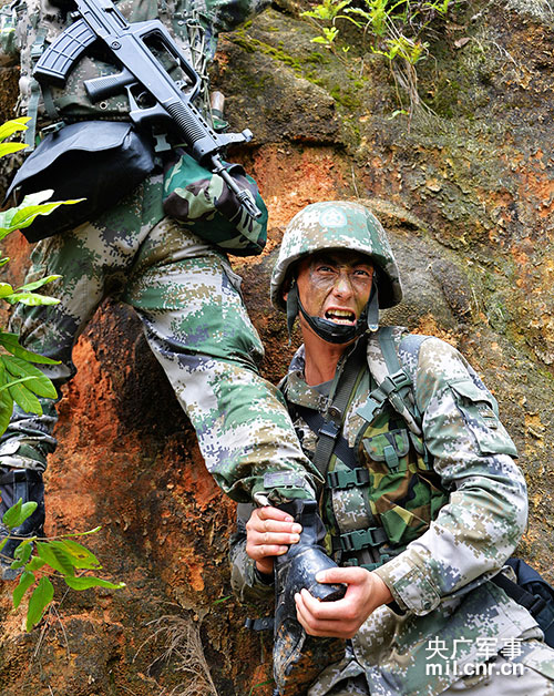 南京军区某集团军侦察集训队实战背景下侦察演练