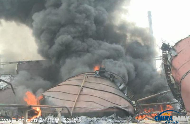 南京扬子石化炼油厂发生爆炸 大火烧塌3座巨型铁罐