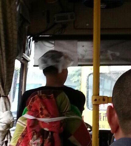 公交车驾驶室漏雨 “天才”司机头戴塑料袋开车