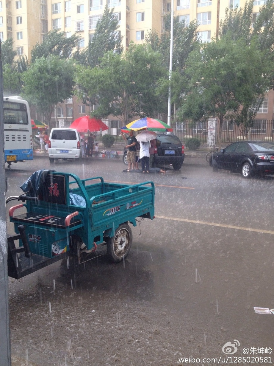 老人雨中被撞 路人撑伞等救援