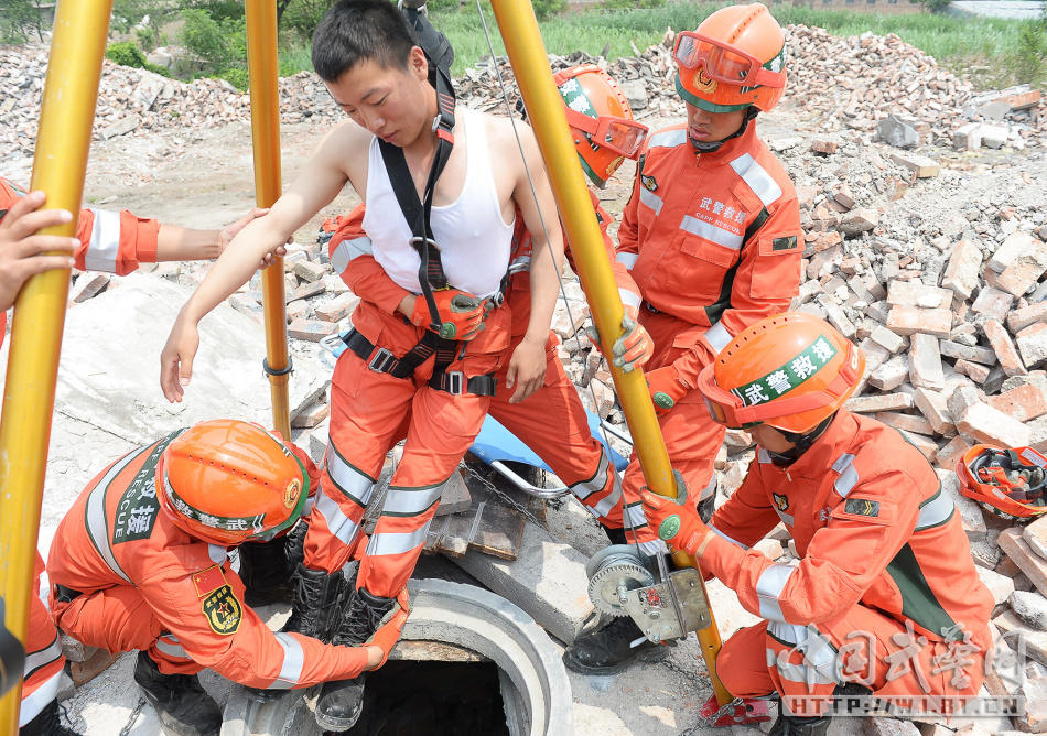 组图：武警救援队展示极限环境中专业救人技术