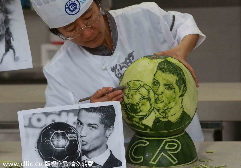 沈阳一学校师生西瓜上雕刻球星 迎接巴西世界杯