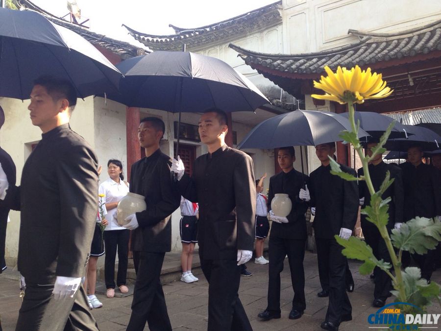 中国远征军部分遗骸骨灰罐被移送到腾冲国殇墓园