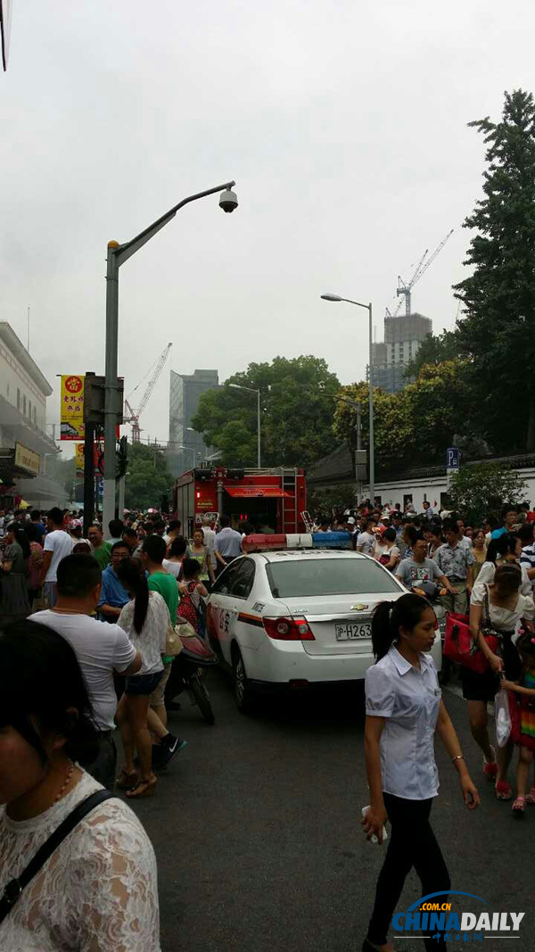 上海一施工地发生火灾[组图]