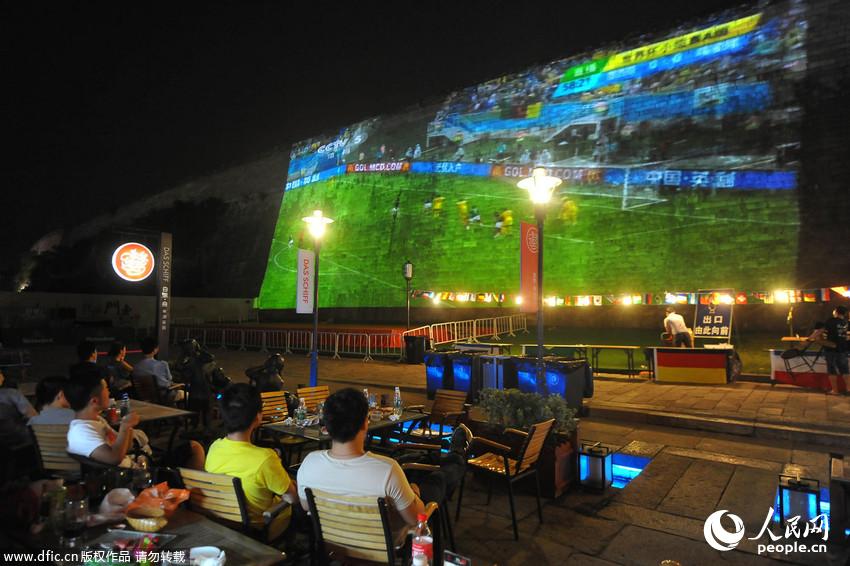 南京600年明城墙上演世界杯足球赛