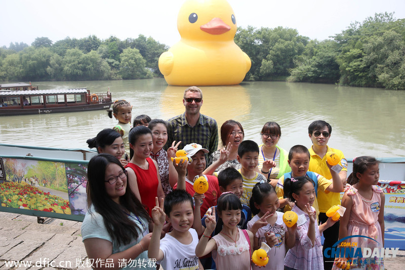 大黄鸭之父霍夫曼亮相杭州 笑容迷人极具亲和力