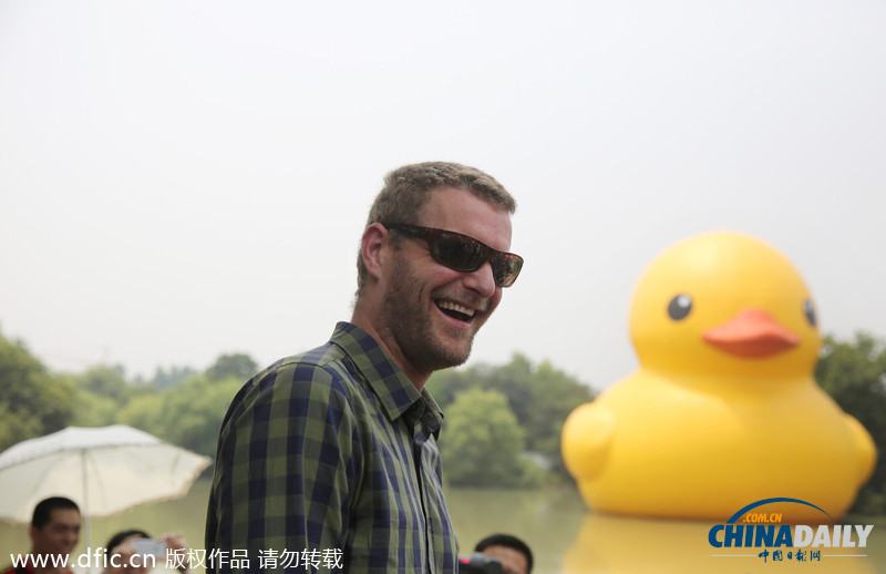 大黄鸭之父霍夫曼亮相杭州 笑容迷人极具亲和力