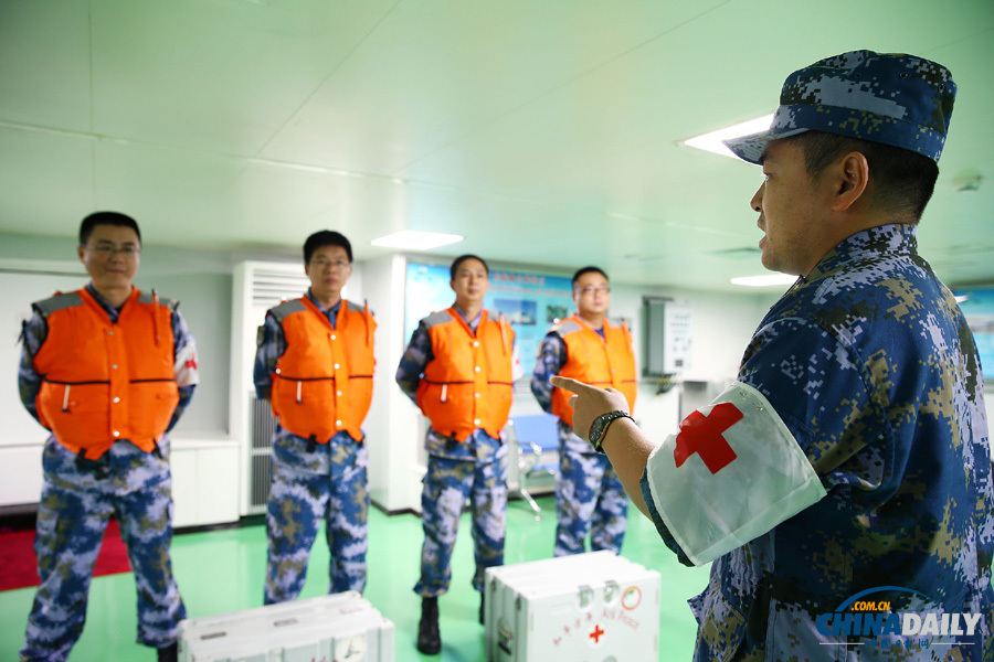 中国海军和平方舟医院船举行医疗救护演练