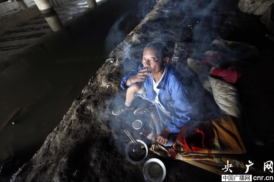 图片故事：六旬翁的桥洞安居生活