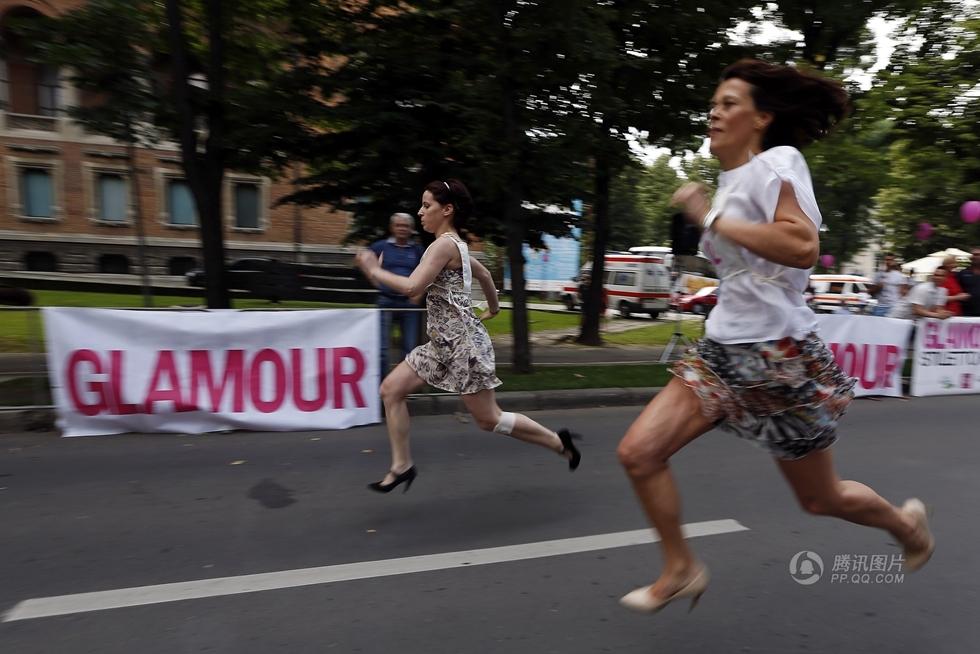 罗马尼亚女子蹬10厘米高跟赛跑场面惊险