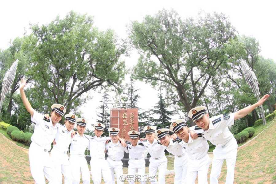 大连舰艇学院2010级学员毕业抛帽庆祝