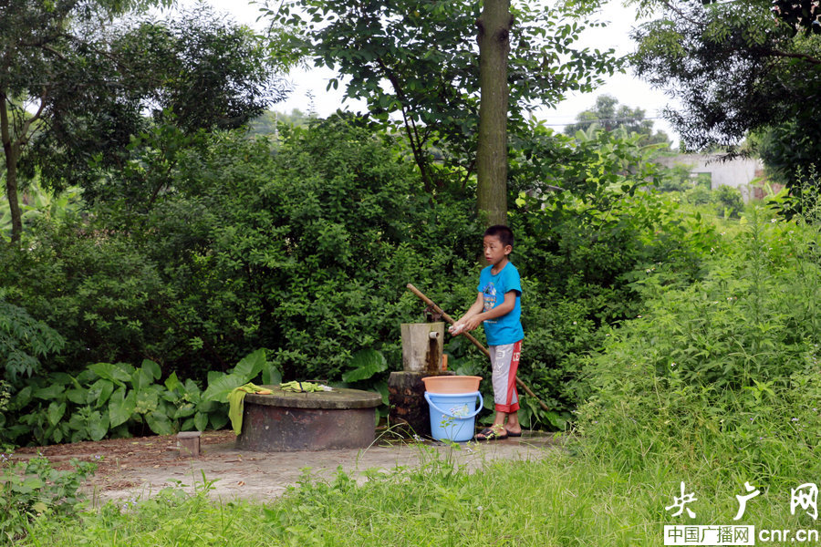 图片故事：广东孤儿独自在庙里生活