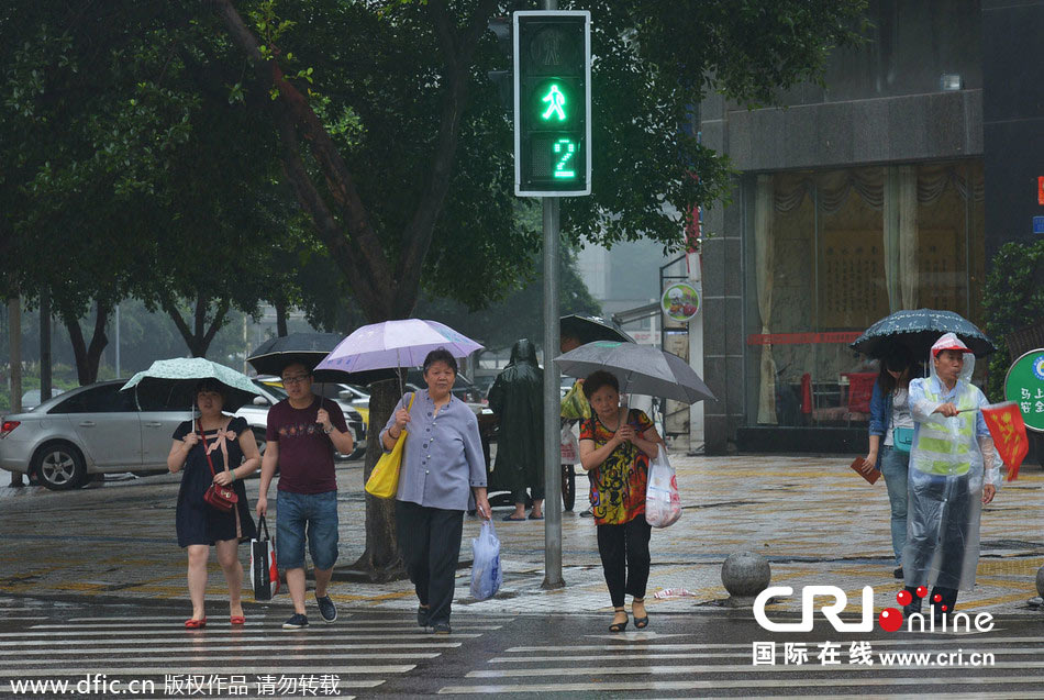 重庆15米宽马路绿灯只有2秒 行人飞奔过马路(高清组图)